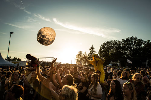 Feiernde Menge im Sonnenuntergang