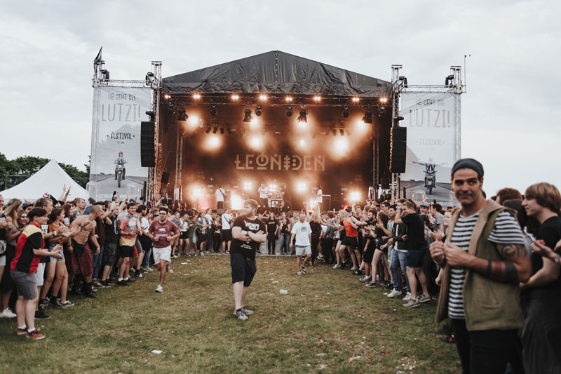 Publikum vor der Bühne beim Auftritt der Band Leoniden