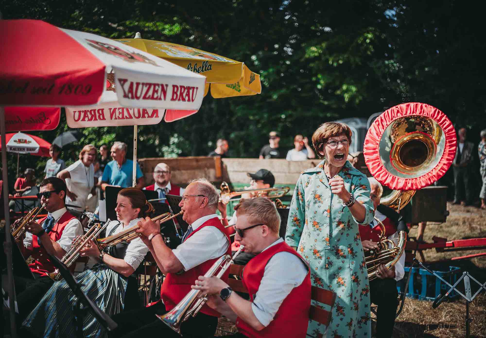 Die Lutzi feuert beim Zeltplatz Frühschoppen die Blaskapelle an