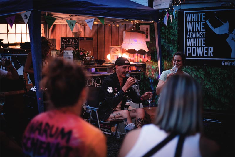 Die Initiative Wine for Punx für eine Gruppe Besucher durch die Weinprobe in der Lutzi Weinlaube