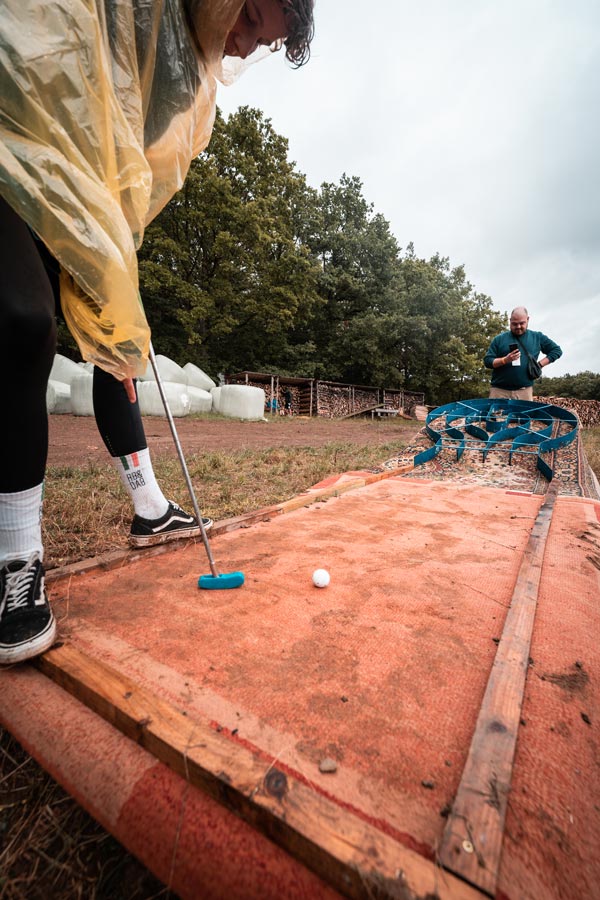 Gäste beim Minigolf spielen