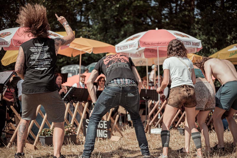 Besucher headbangen beim Konzert der Spirkeländer Blasmusik